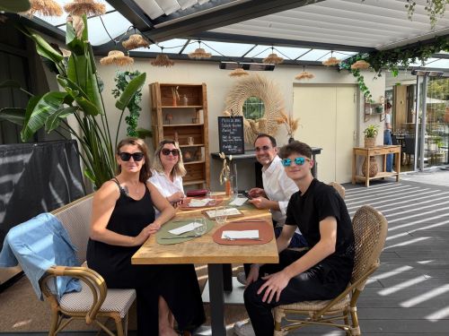 Déjeuner en terrasse de l'équipe THOT Expertise à Beaune
